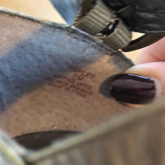 Steve Madden Gold “Rufles” High Heel w Platform - Picture 8 of 8